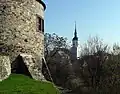 Der runde Turm von 1830 auf dem Schlossberg mit Blick zur Marienkirche