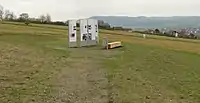 Informationsinsel mit dem gut erkennbaren Gefälle des früheren Festplatzes