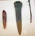 Dolche (1 + 4), Vorfibelnadel (3)
