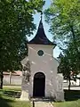 Kapelle mit Statue von Johannes Nepomuk