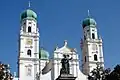Die Westfassade des Doms mit Max-Denkmal