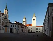 Überblick: Innenhof des Dombergs mit Sicht auf das Hauptportal des Doms