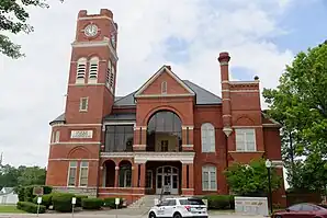Dooly County Courthouse (2018). Das Courthouse entstand 1890 im Stile des Neuromanik. Es war das vierte Gerichts- und Verwaltungsgebäude in der Geschichte des County. Im September 1980 wurde das Bauwerk als zweites Objekt im County in das NRHP eingetragen.