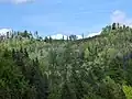Auf den Hügelkuppen links Niederhornburg, rechts Hochhornburg
