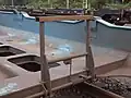 Aufgeklappte Mittenunterstützung für Container und Wechselbehälter.