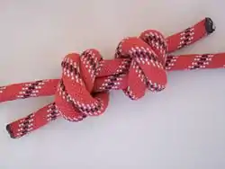 Als Fischerknoten hat der Doppelte Spierenstich den Ruf, stark gleitende Angelleinen oder nasse, schmutzige, rutschende Leinen sicher miteinander verbinden zu können.