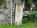 Zum Kilometerstein umgestalteter Meilenstein in Dorfgastein (Österreich)