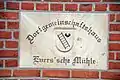 Namensstein in der Außenwand des Dorfgemeinschaftshauses Evers'sche Mühle