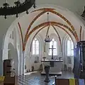 Chorraum mit Altar und Taufstein