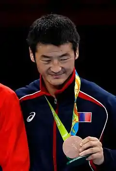 Dordschnjambuugiin Otgondalai mit Bronze bei der Siegerehrung 2016