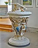Kanzel und Taufbecken
