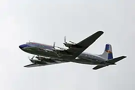 Die Douglas DC-6B der Flying Bulls über Berlin