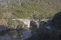 Canal des Allemands und dessen obere Brücke über den Fluss, links die Landenge „Le Puy“