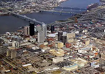 Die George Rogers Clark Memorial Bridge und rechts die flussauf folgenden Brücken 2006