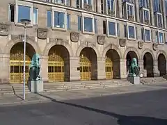 Goldene Pforte mit den zwei Löwen von Georg Wrba