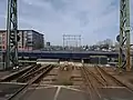 Geöffnete, oberlei­tungslose Eisen­bahn-Drehbrücke in Maassluis, Niederlande