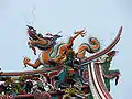Drachen-Skulptur auf der Oberseite des Mengjia Longshan-Tempel in Taipeh, Taiwan