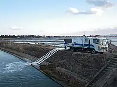 Drainagepumpe im Einsatz zur Entwässerung der überfluteten Felder in Watari mit einem Fahrzeug des MLIT