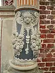 Eine der beiden Figuren am Portal
