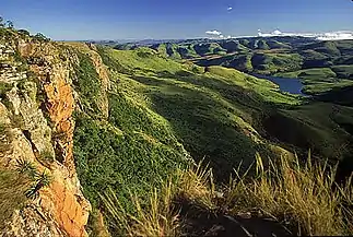 Maloti-Drakensberg-Park. Er hat Bedeutung als Zufluchtsort für viele bedrohte und endemische Arten und ist reich an Felsmalereien vom Volk der San.