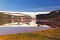 Die Gletscherzunge des Drangajökull weist auf die Kaldalón-Bucht. Dahinterliegend das Eisfeld des Gletschers.