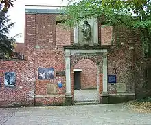 Portal der kriegszerstörten Dreifaltigkeitskirche, dahinter der Neubau