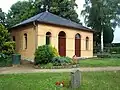 Friedhofskapelle, denkmalwerte Grabstätten (Einzeldenkmale zu ID-Nr. 09303956)