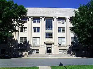 Drew County Courthouse (2014). Das 1932 fertiggestellte Gerichtsgebäude (Courthouse) des County ist Oktober 1997 im National Register of Historic Places eingetragen.