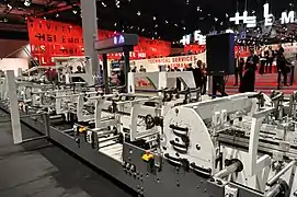 Faltschachtelklebe- maschinen wurden bis 2018 von Heidelberg gebaut und werden seitdem von Masterwork Machinery produziert.