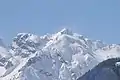 Von Norden gesehen direkt vor der Drusenfluh die Pyramide der Geißspitze (2334 m)
