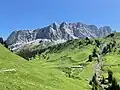 Drusenfluh, Drei Türme („Dri Türm“, über der Erosionsrinne) und Sulzfluh (ganz rechts) von Süden (Grüscher Älpli) gesehen.