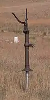Schwengelpumpe auf dem Brunnenrohr