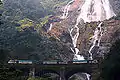 Lokomotiven auf der Brücke über die Wasserfälle