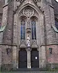 Hauptportal mit Marienfigur