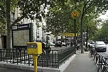 Gelbes „M“ in einem Doppelkreis an der Station Dugommier