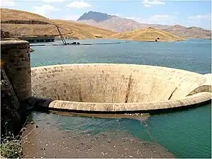 Hochwasserentlastung des Staudamms