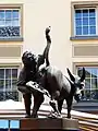 Skulptur mit Dukatenesel auf dem Brunnen des Marktplatzes. (Place de la Libération)