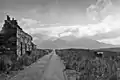 Die A832 im Jahr 1957 bei Dundonnell, im Hintergrund die Berggruppe der Fannichs