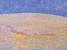 Gemälde von einer Düne, darüber Himmel, an einem sonnigen Tag. Es ist grellbunt, die Dünen sind mit Rosa, Gelb und Hellblau in horizontalen breiten Strichen gemalt. Der Himmel ist ebenfalls mit horizontalen breiten in verschiedenen Blautönen gemalt. Unten links steht die Signatur P. Mondriaan.