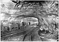 Elektrische Lokomotivförderung im Grubenfeld des „Agathe-Schachtes“ um 1883; hier zu sehen im Querschlag der 300-m-Sohle.