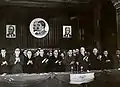 Die Führung der rumänischen Arbeiterpartei mit führenden Landarbeitern im Athenäum (Bukarest), 1955