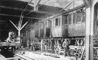 Untersuchung eines Triebwagens im Ausbesserungswerk Tempelhof, 1904