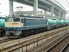 Kesselwagenzug neben dem Bahnhof Negishi