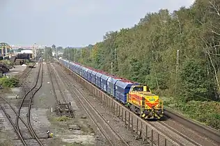 Kalkzug mit Diesellokomotive der Eisenbahn und Häfen in Entenfang