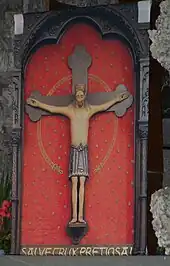 Zentrale Wallfahrtsfigur: das Hülfenskreuz aus dem 12. Jahrhundert am Gnadenaltar in der Kirche