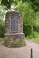 Gefallenen-Denkmal vor der Kirche