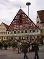 Das Kielmeyerhaus mit zwei offenen Ladeöffnungen