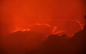 Aktive Lavaströme im Krater, Nachtaufnahme