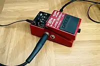 Looper „Bodentreter“ von Boss. Beginn und Ende der Aufnahme werden durch das Fußpedal gesteuert