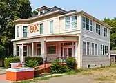 Das 1895 als Wohnhaus von Adoniram Grant Eames (1864–1941), dem Gründer von Chico Soda Works, gebaute Haus im South Campus Historic District wird heute als Fraternity-Haus genutzt.